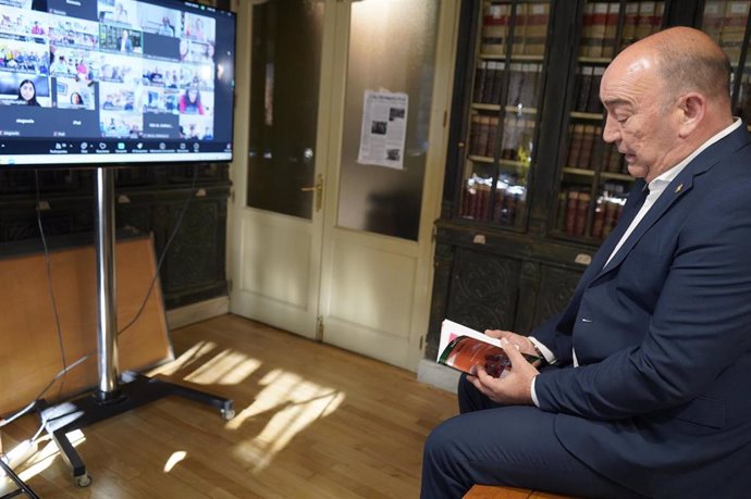 El presidente de la Diputación, Miguel Ángel de Vicente, durante su lectura