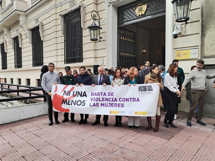 La Delegación del Gobierno guardia un minuto de silencio por la niña asesinada por violencia vicaria en Murcia