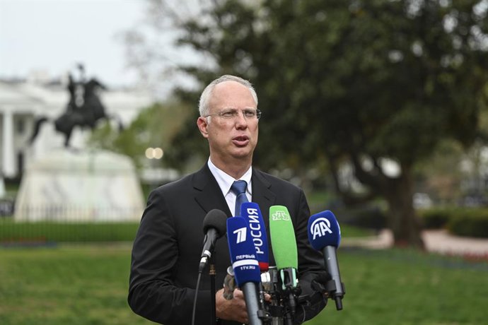 3 de abril de 2025, Washington, Distrito de Colúmbia, EUA: O negociador sênior russo KIRILL DMITRIEV responde a perguntas da imprensa no Lafayette Square Park, em frente à Casa Branca, após a reunião com o enviado do presidente dos EUA, Trump, Steve Witko