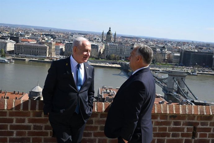 3 de abril de 2025, Budapeste, Hungria: O primeiro-ministro israelense BENJAMIN NETANYAHU é recebido pelo primeiro-ministro húngaro VIKTOR ORBAN em Budapeste. Netanyahu e sua esposa estão viajando apesar de um mandado de prisão do Tribunal Penal Internaci