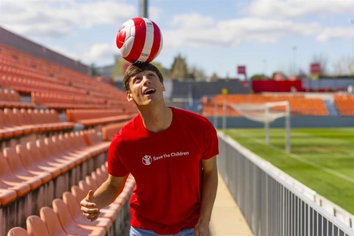 El jugador del Atletico de Madrid Robin Le Normand durante una sesión de fotos al ser el nuevo embajador de Save The Children, en la Ciudad Deportiva del Atlético de Madrid.