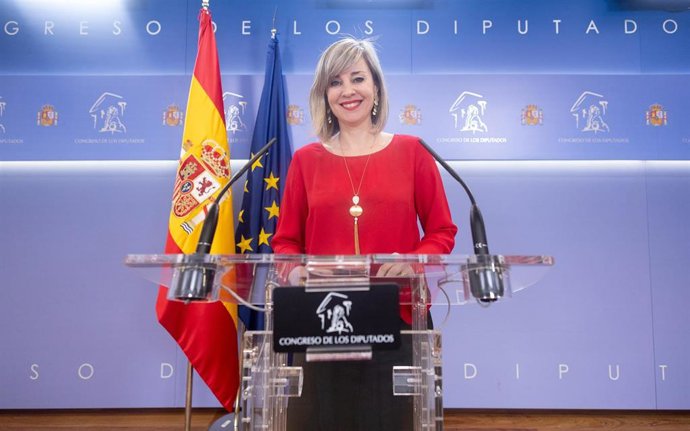 La portavoz de Sumar en el Congreso, Verónica Martínez, durante una rueda de prensa posterior a la Junta de Portavoces, en el Congreso de los Diputados, a 18 de marzo de 2025, en Madrid (España).