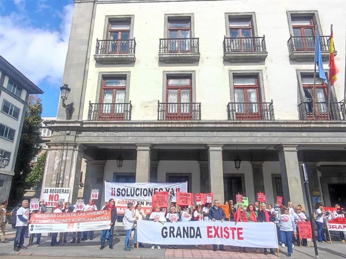 Concentración de la plataforma Stop Baterías frente a la Consejería de Transición Ecológica, Industria y Comercio