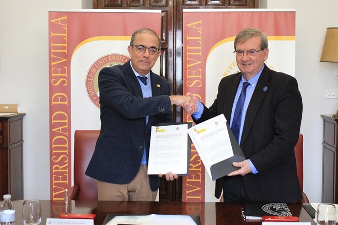 El rector de la Universidad de Sevilla, Miguel Ángel Castro; y el secretario de Estado de Memoria Democrática, Fernando Martínez, firman un protocolo para la creación de una Cátedra sobre Memoria Democrática.