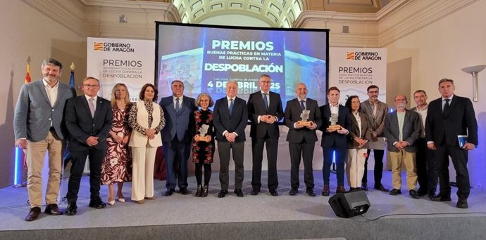 Foto de familia de autoridades y premiados.