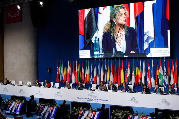 La presidenta del Congreso, Francina Armengol y la secretaria de Estado de Economía Social, Amparo Merino durante el Foro sobre el Futuro del Mediterráneo en el Palacio de Congresos de Granada