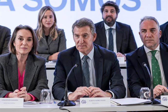 Archivo - (I-D) La secretaria general del PP, Cuca Gamarra; el presidente del PP, Alberto Núñez Feijóo y el vicesecretario de Coordinación Autonómica y Local del PP, Elías Bendodo, durante una reunión del Comité Ejecutivo de su partido, en el hotel Hyatt 