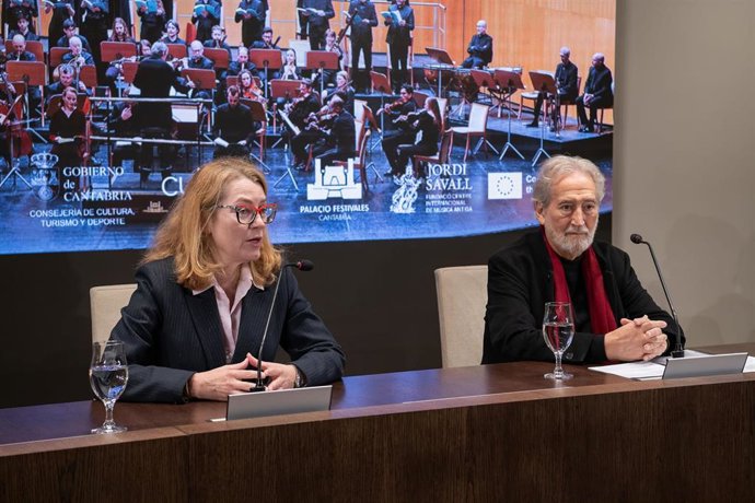 La directora general de Cultura y Patrimonio Histórico, Eva Guillermina Fernández, y el músico Jordi Savall, presentan, en rueda de prensa, la Academia Jordi Savall.