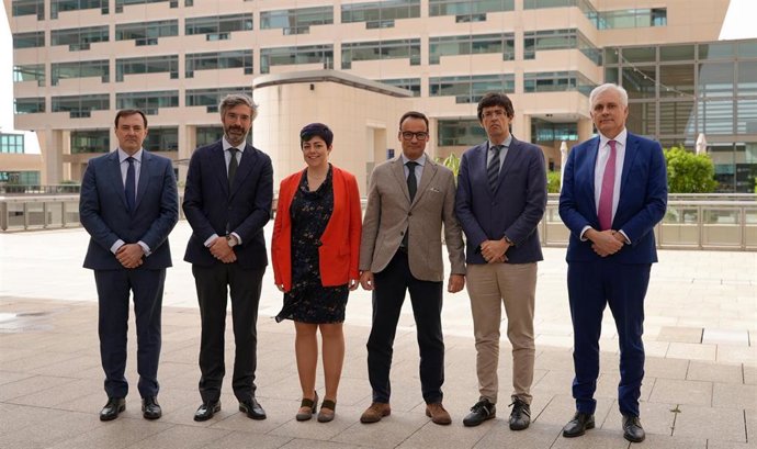 Los representantes de las diferentes administraciones y empresas presentes en la reunión.