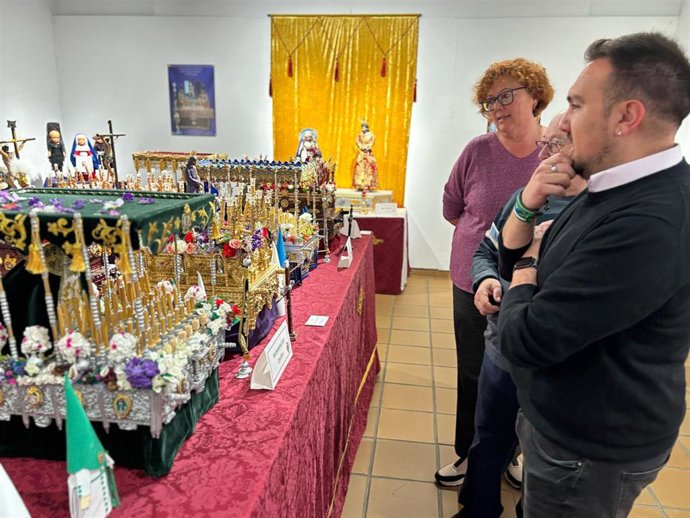 Muestra de la Semana Santa de Alcalá en miniautra en la Casa de la Cultura.