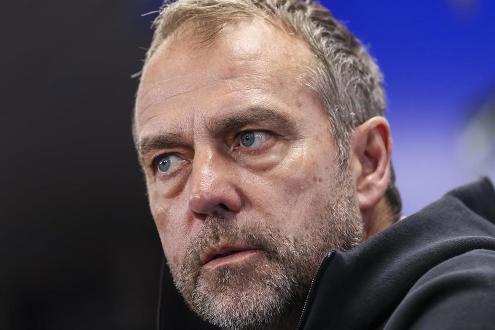 Hansi Flick, entrenador del FC Barcelona, asiste a la rueda de prensa previa al partido de fútbol de LaLiga EA Sports contra el Real Betis, en la Ciudad Esportiva Joan Gamper
