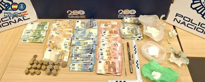 Efectos intervenidos por la Policía tras detener a dos hombres que se disponían a realizar una entrega de droga en Puertollano.