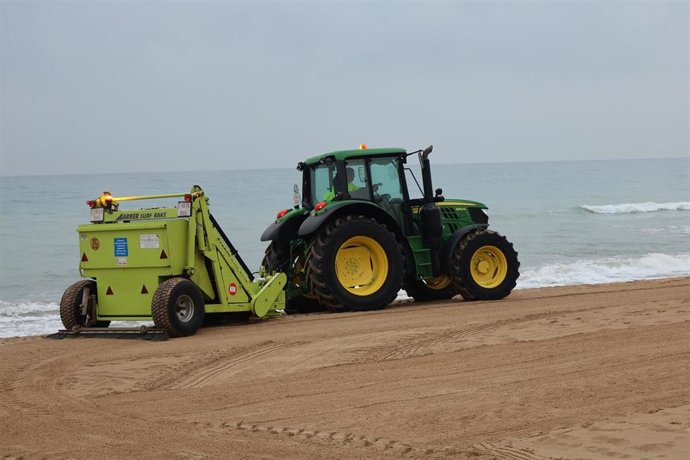 Archivo - La Diputació de València reforzará la limpieza de playas tras la acumulación de residuos por las lluvias de marzo
