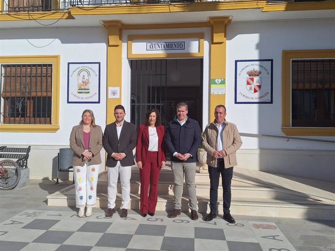 La diputada de Cohesión Territorial, Teresa Jiménez, en su visita a La Roda de Andalucía (Sevilla), donde ha mantenido una reunión con el alcalde, Juan José Carnerero.