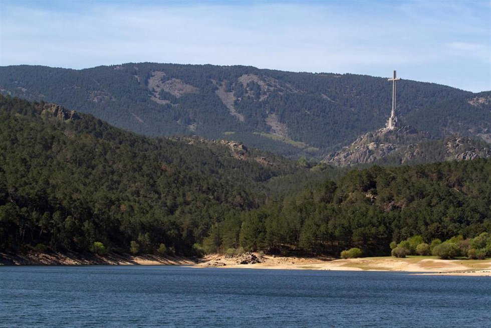 Archivo - La cruz del Valle de Cuelgamuros desde el embalse de La Jarosa,  a 21 de abril de 2023, en Guadarrama, Madrid (España). 