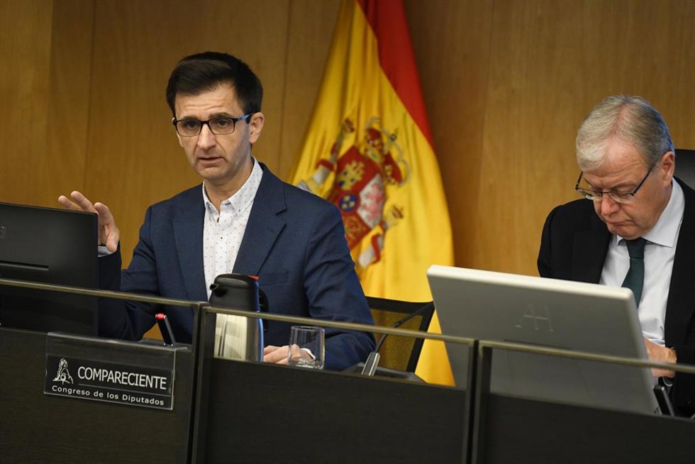 El presidente del Consejo de Administración de la Corporación RTVE, José Pablo López (i), comparece ante la Comisión Mixta de Control Parlamentario de la Corporación RTVE y sus Sociedades, en el Congreso de los Diputados, a 27 de marzo de 2025, en Madri