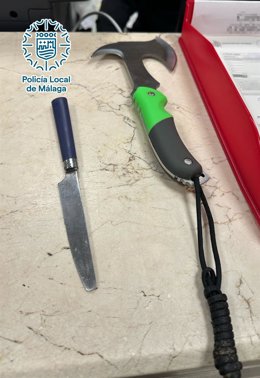 Un hacha y un cuchillo intervenenidos a un hombre que agredió y amenzazó a una mujer en Málaga capital