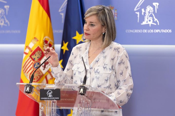 La portavoz de Sumar en el Congreso, Verónica Martínez, durante una rueda de prensa posterior a la Junta de Portavoces, en el Congreso de los Diputados, a 25 de marzo de 2025, en Madrid (España).