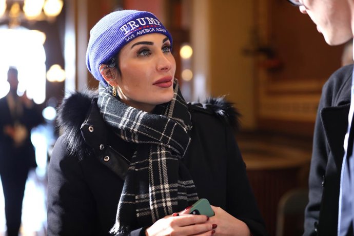 Archivo - Arquivo - 10 de janeiro de 2024, Des Moines, Iowa, EUA: A ativista política LAURA LOOMER aparece em uma manifestação contra o gasoduto de carbono no Capitólio do Estado de Iowa antes das convenções de Iowa em Des Moines.