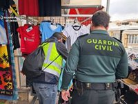 La Guardia Civil interviene más de 500 equipaciones de fútbol falsificadas en Cala Millor (Mallorca)