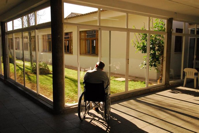 Archivo - Una persona mayor en una residencia de Mallorca.