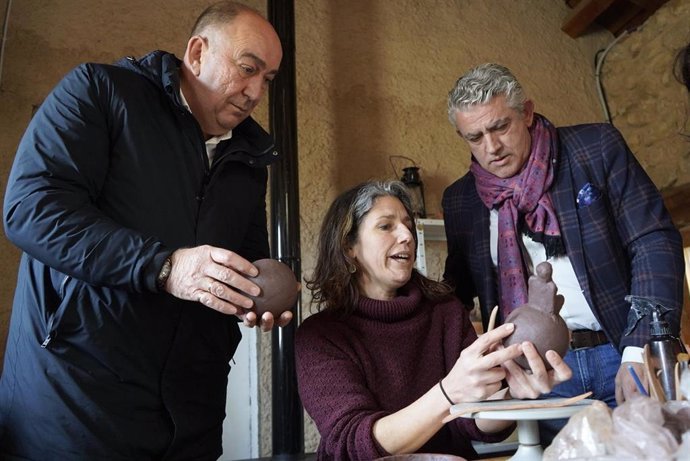 El presidente de la Diputación, Miguel Ángel de Vicente (izda) y el diputado de Cultura, José María Bravo, con una de las alfareras de 'Las Caravas'.