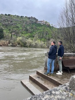Foto de archivo del alcalde de Toledo, Carlos Velázquez, comprobando el caudal del Tajo.