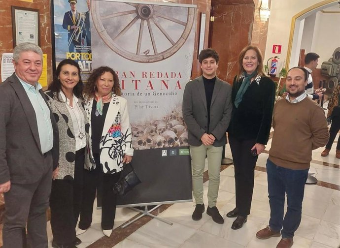 El diputado provincial de Cultura y Ciudadanía, Casimiro Fernández, ha acompañado a la cineasta, guionista y empresaria cultural, Pilar Távora, en el estreno del documental 'Gran redada gitana'.