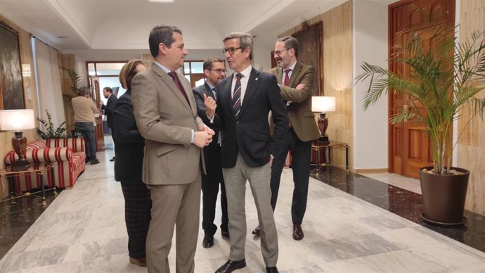 Paradela (dcha.) habla con Bellido en el Ayuntamiento de Córdoba.