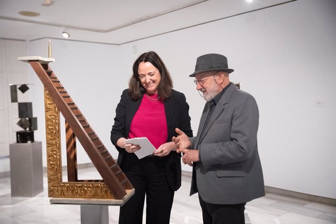 La concejala de Cultura y Patrimonio Histórico, Mariana Pineda, junto a la comisaria Alba López Rodríguez y el artista Suso de Marcos, ha presentado la exposición, que se podrá ver en las Salas Mingorance del espacio municipal hasta el 1 de junio