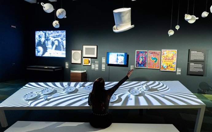 'Alicia En El País De Las Maravillas' Llega A Caixaforum Como Un "Viaje Onírico" A Los Orígenes De Una "Heroína Moderna"