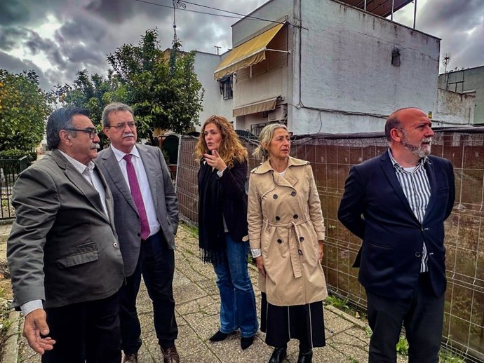 La consejera de Salud en su visita a Santiponce