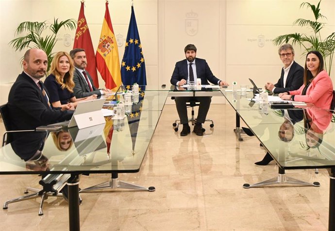El presidente de la Comunidad, Fernando López Miras, se reunió hoy con el presidente de la patronal Croem, Miguel López Abad, para analizar el nuevo escenario comercial internacional y abordar nuevas medidas que serán remitidas al ‘Comité Aranceles’