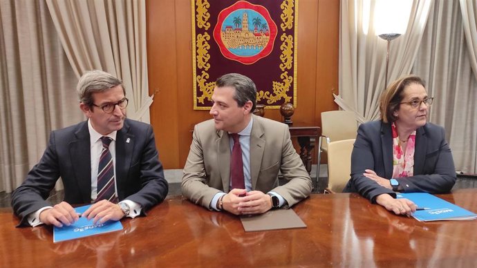 El consejero de Industria, Energía y Minas de la Junta de Andalucía, Jorge Paradela; la presidenta del Instituto Municipal de Desarrollo Económico y Empleo de Córdoba (Imdeec), Blanca Torrent, y el alcalde, José María Bellido, en la firma del convenio.