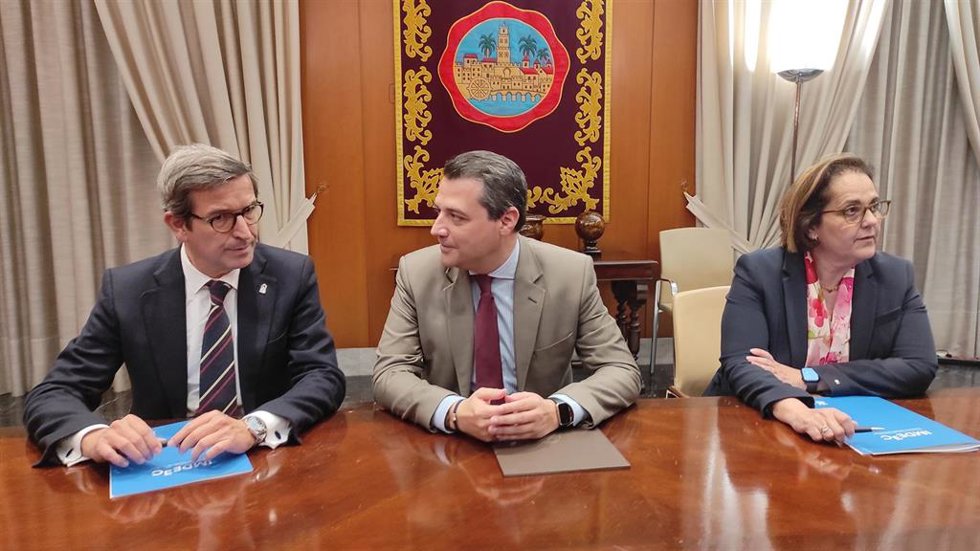 El consejero de Industria, Energía y Minas de la Junta de Andalucía, Jorge Paradela; la presidenta del Instituto Municipal de Desarrollo Económico y Empleo de Córdoba (Imdeec), Blanca Torrent, y el alcalde, José María Bellido, en la firma del convenio.
