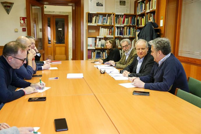 El consejero de Industria, Eduardo Arasti, mantiene un encuentro con los alcaldes de la comarca de Campoo, en La Casona de Reinosa