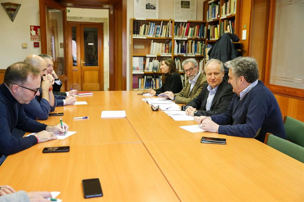 El consejero de Industria, Eduardo Arasti, mantiene un encuentro con los alcaldes de la comarca de Campoo, en La Casona de Reinosa