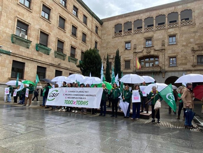 Cientos de funcionarios convocados por CSIF salen a la calle en CyL para reclamar un nuevo acuerdo salarial