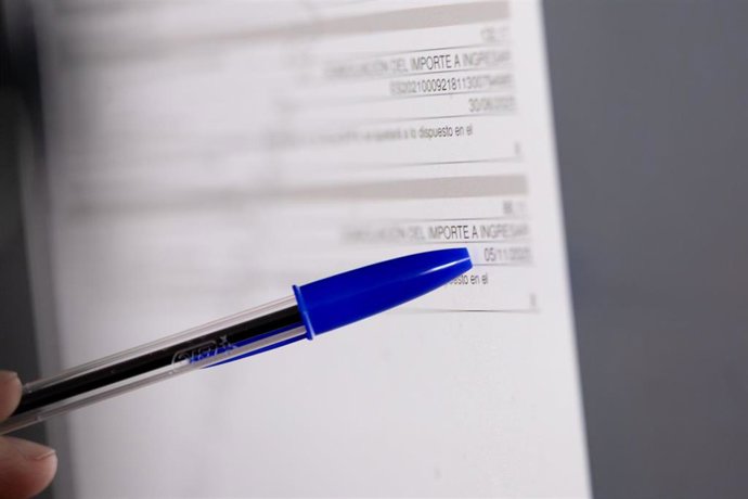 Una persona cumplimenta la declaración de la Renta. Imagen de archivo.