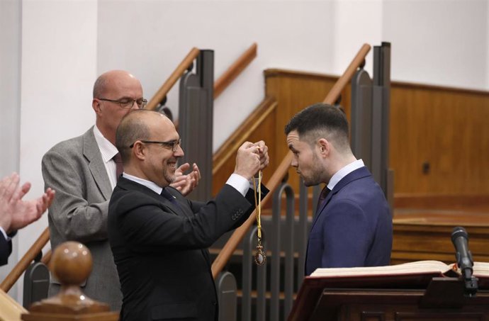 Álvaro Toconar tomando posesión como diputado del Grupo Parlamentario Socialista en las Cortes de C-LM.