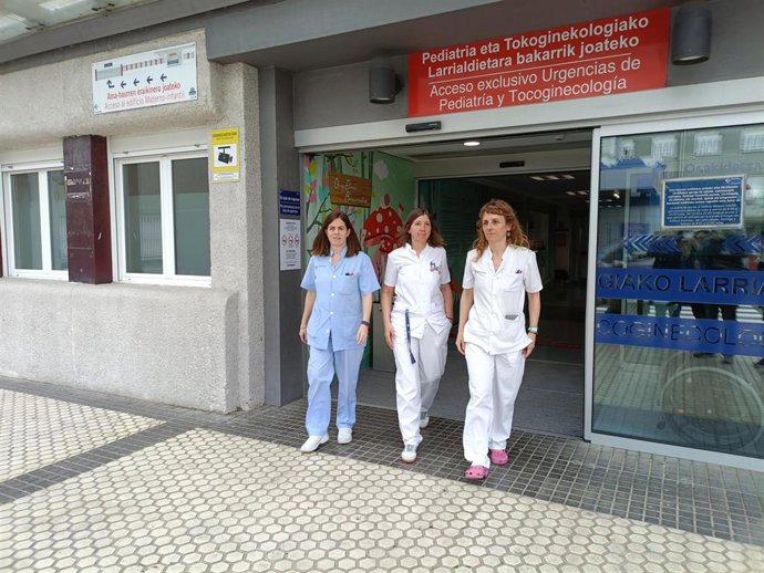 La coordinadora de Enfermería, Estibaliz Argüelles,  Jefa de la Unidad de Gestión Clínica de Pediatría de la OSI Donostialdea, Cristina Calvo, y la oncóloga pediátrica Nagore García de Andoin en el exterior del Hospiyal Donostia