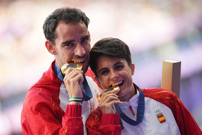 Archivo - 07 August 2024, France, Paris: Gold medallists Spain's Maria Perez and Alvaro Martin celebrate on the podium after the mixed marathon race walk athletics event, as part of the Paris 2024 Olympic Games. Photo: Michael Kappeler/dpa