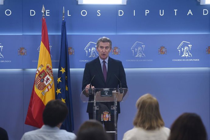 O Presidente do Partido Popular, Alberto Núñez Feijóo, aparece diante da mídia após a reunião em La Moncloa com o Presidente do Governo, Pedro Sánchez, no Congresso dos Deputados, em 13 de março de 2025, em Madri (Espanha). Após a primeira reunião