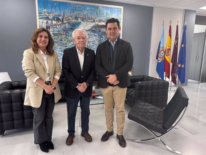 El alcalde de San Javier, José Miguel Luengo; el presidente de Proyecto Hombre Murcia, Tomás Zamora, y la directora general de la entidad, Asunción Santos de Pascual