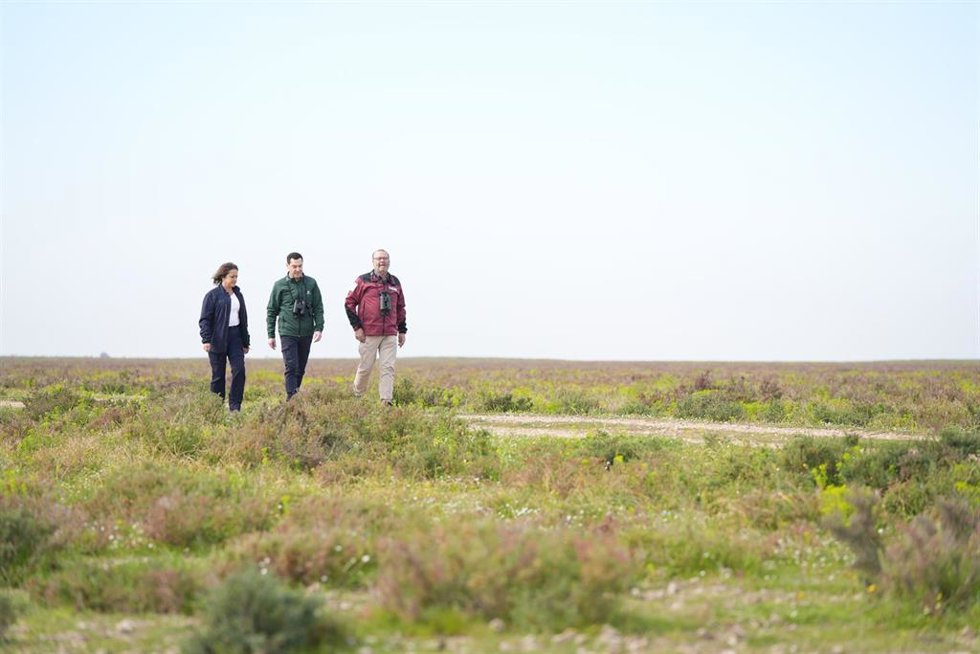Archivo - El presidente de la Junta de Andalucía, Juanma Moreno (c),la consejera de Sostenibilidad y Medio Ambiente de la Junta de Andalucía, Catalina García (i) durante una visita al Espacio Natural de Doñana (Foto de archivo).