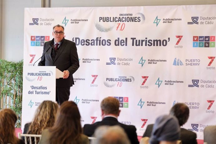 El consejero de Turismo y Andalucía Exterior de la Junta de Andalucía, Arturo Bernal, interviene en un foro sobre turismo en El Puerto