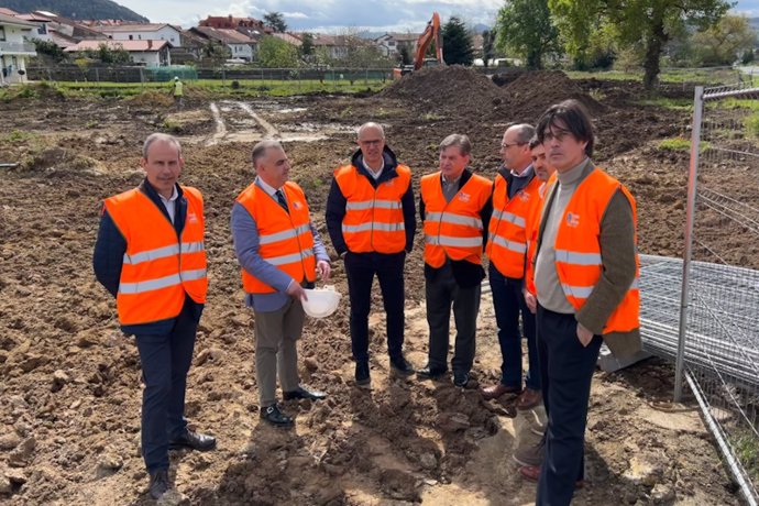 El consejero de Fomento, Ordenación del Territorio y Medio Ambiente, Roberto Media, ha visitado este viernes las obras de construcción de las 15 viviendas de Escalante para sustituir al edificio Las Torres con sentencia de derribo