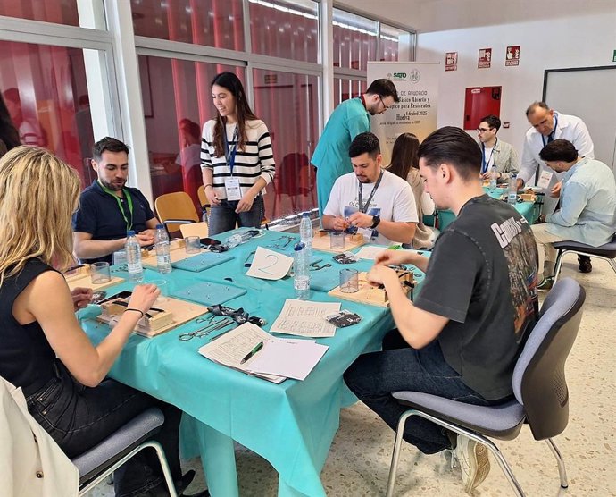 IV Curso de Anudado Quirúrgico para Cirugía Abierta y Artroscopia, organizado por profesionales de la especialidad del Hospital Infanta Elena de Huelva.