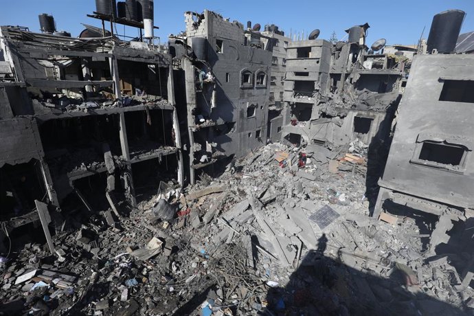23 de março de 2025, Nuseirat, Faixa de Gaza, Território Palestino: Palestinos inspecionam os escombros e detritos no local dos ataques israelenses na noite anterior no campo de refugiados de Nuseirat, no centro da Faixa de Gaza, em 23 de março de 2025. O