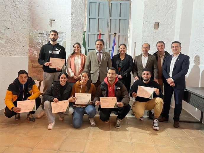 Entrega de los diplomas acreditativos de los seis alumnos que han participado en la II Escuela de Piñeros del PGI de El Mustio en Aroche.